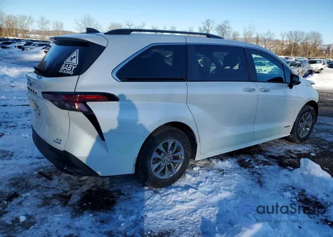 2021 Toyota Sienna Xle z USA, uszkodzony, nr VIN 5TDYRKEC6MS061802